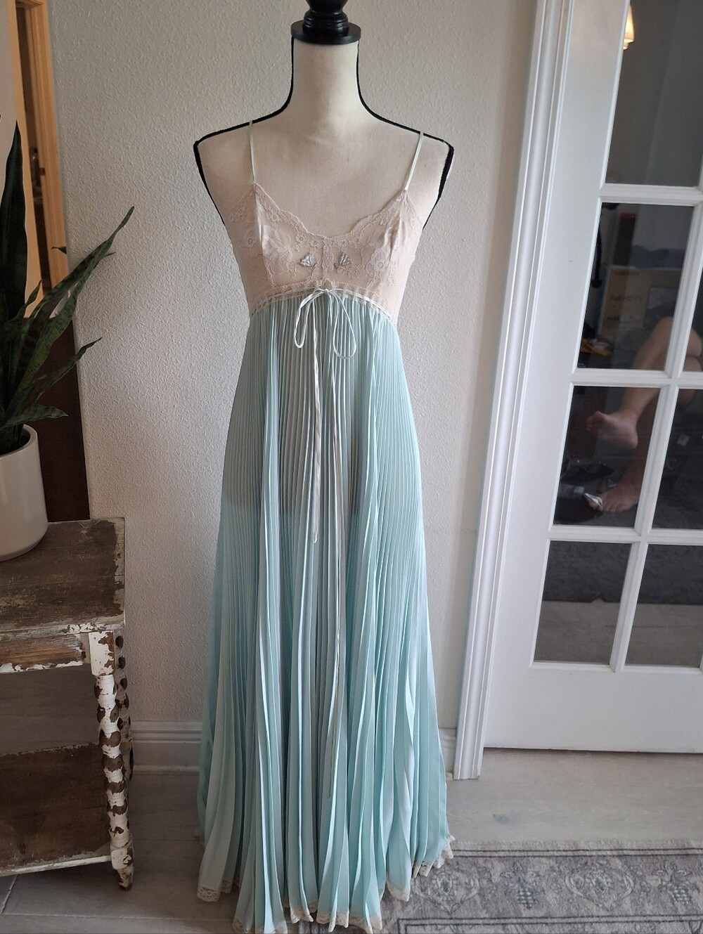 Beautiful Vintage Lace Pleated Nightgown Dress Robe